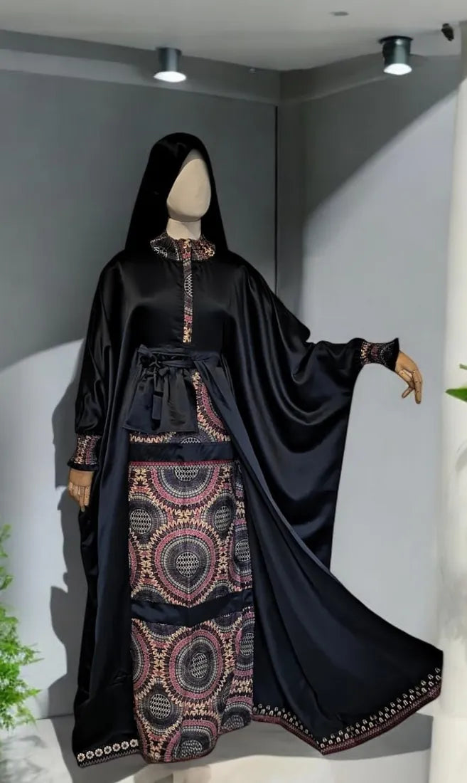 Abaya Mme Dar Nūr — Noir & rouge — Dar Nūr