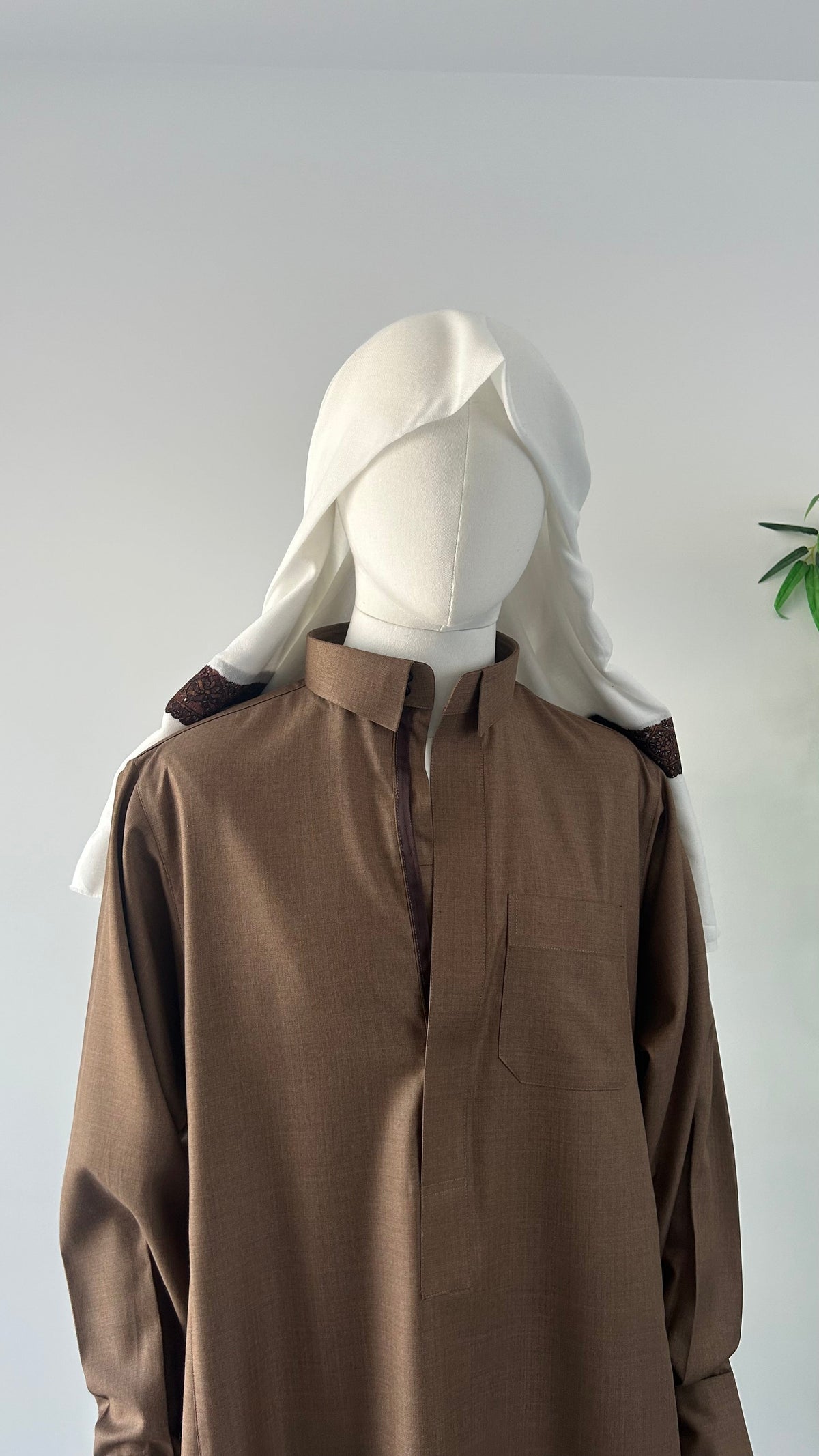 Qamis Saoudien Marron — Dar Nūr